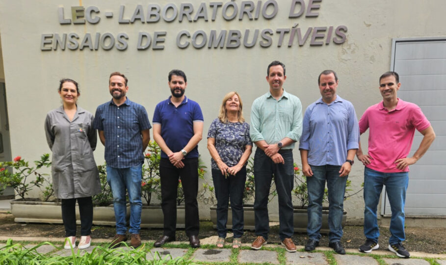 Carol Henrique Andre Vânya Thiago Romeu e Anderson O PRH-1.1 e o LEC receberam a visita dos membros da Superintendência de Tecnologia e Meio Ambiente da ANP no dia 11/03/2024, para avaliar o espaço físico que será sede da RAA/2023 na UFMG. Da esquerda para direita: Carolina Souza, Henrique Oliveira, Andre Moreira, Vânya Pasa, Thiago Piris, Romeu Silva e Anderson Lima.